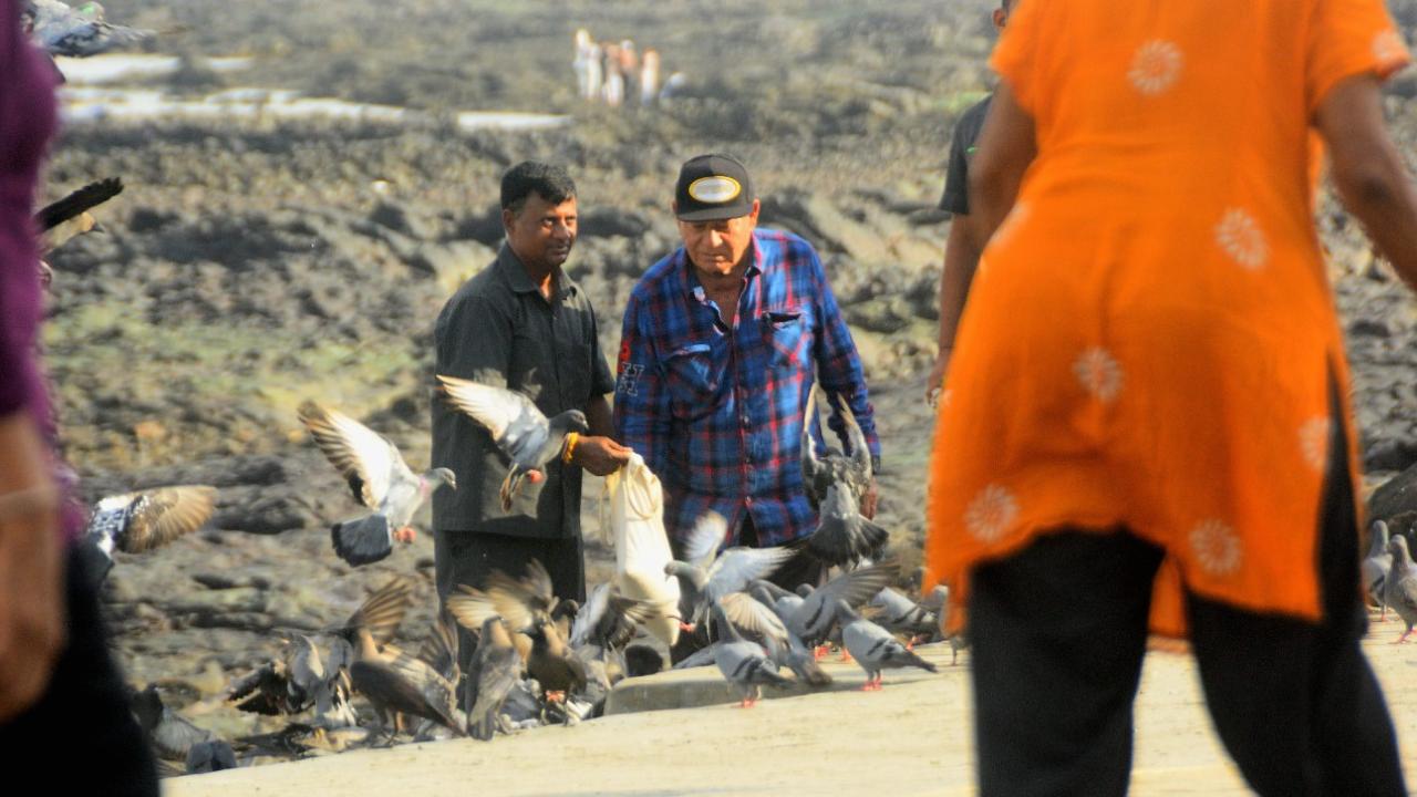 As Salim sat alone, a man approached him on a two-wheeler. A burqa-clad woman was seated pillion. The man on the two-wheeler issued a threat, and stated, “Shall I send Lawrence Bishnoi?” before speeding away